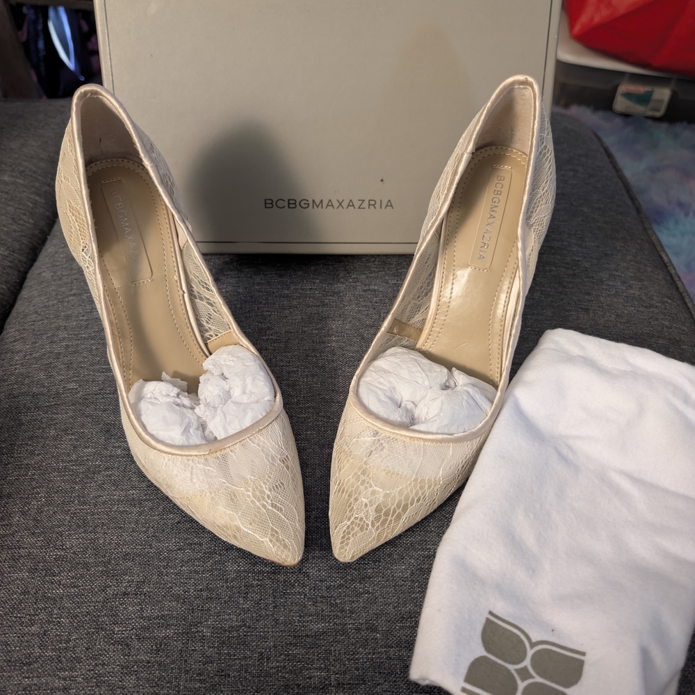 BCBGMAXAZRIA Women's Cream Lace Heels 7 1/2